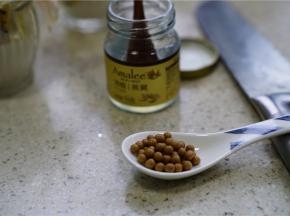 最后再用巧克力米豆豆及燕麦来点缀一下就可以啦。