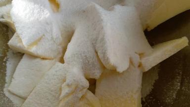 分三分之一的糖粉到软化好的黄油内