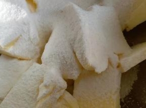 分三分之一的糖粉到软化好的黄油内