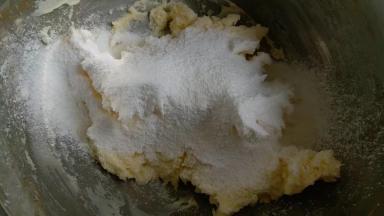 再加入余下的二分之一的糖粉