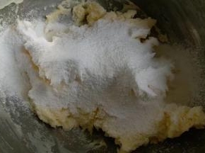 再加入余下的二分之一的糖粉