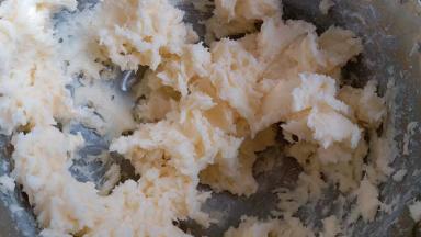 再次用电动打蛋器搅拌均匀，直到糖粉充分融合