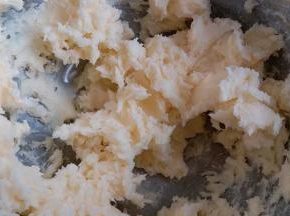 再次用电动打蛋器搅拌均匀，直到糖粉充分融合