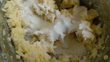 加入余下所有糖粉，充分搅打均匀