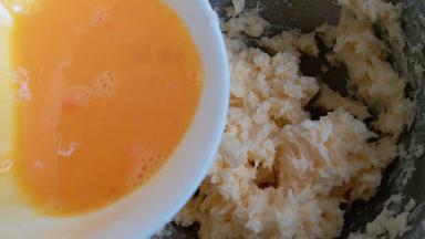 然后分三次加入室温蛋液，再用打蛋器搅拌均匀