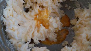 搅打均匀后第二次加入蛋液