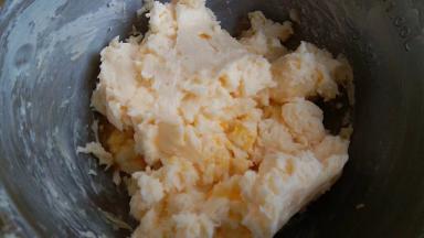 第三次加入蛋液，每次一定要黄油和蛋液充分融合，再加哦