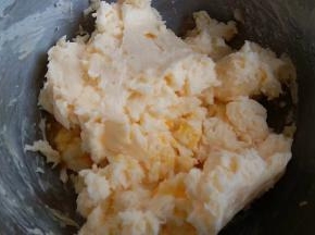 第三次加入蛋液，每次一定要黄油和蛋液充分融合，再加哦