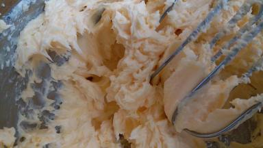 最后打发到黄油膨胀，打蛋盆边缘的黄油呈现羽毛状