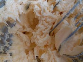 最后打发到黄油膨胀，打蛋盆边缘的黄油呈现羽毛状