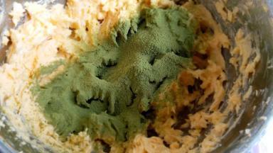 充分打发后，加入过筛的抹茶粉