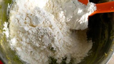搅拌均匀后加入过筛的低粉