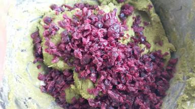 把蔓越莓加入拌均匀的抹茶面团内