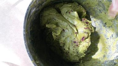 如果觉得用刮刀不好操作，就戴手套抓均匀