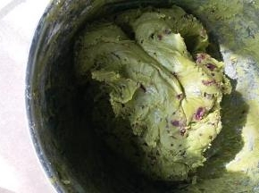 如果觉得用刮刀不好操作，就戴手套抓均匀