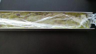 面团用保鲜膜包好，再放入模具内定型，放冰箱速冻一小时