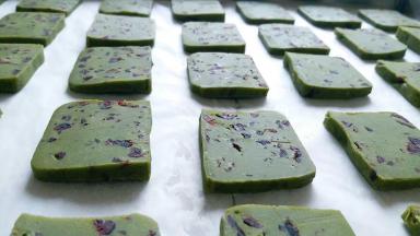 用刀切成厚薄均匀的片状