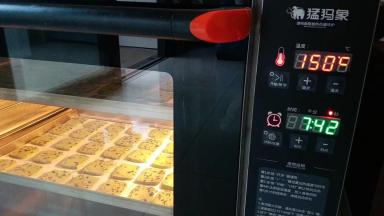 均匀的摆在烤盘内，饼干胚之间留一定的间距，因为饼干在烤制的过程中会膨胀