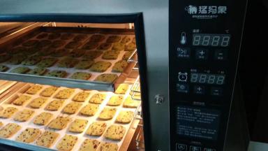 烤箱提前预热，150度烘烤18分钟