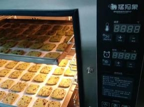 烤箱提前预热，150度烘烤18分钟