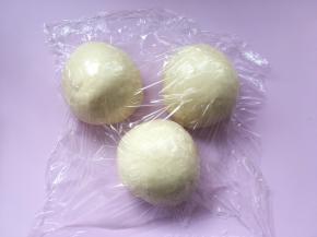 将每一份面团揉至表面光滑，盖保鲜膜室温松弛15分钟；
