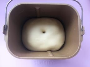 40分钟后，面团发酵好，手指沾干粉按下去有个圆圆的洞，轻微回弹，有点像肚脐眼的状态；