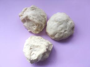 之后将面团均分成3等份；
