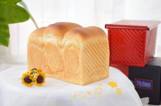 看看面包侧面的波纹，也是特别漂亮的；烫种做出来的面包，松软有弹性，单吃都特别香，做成三明治也特别香；