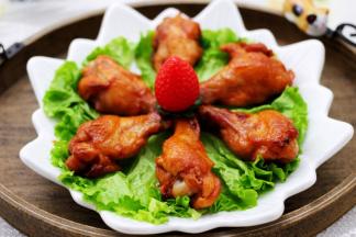 盘子底下铺上生菜，把烤好的鸡根放到上面就可以享用了。