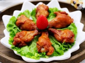 盘子底下铺上生菜，把烤好的鸡根放到上面就可以享用了。