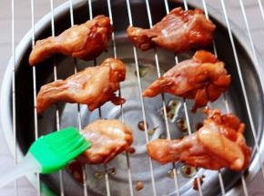 先用刷子蘸少许橄榄油涂抹在鸡根上面，这样烤出来的鸡根颜色柔和不发干。