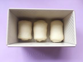 3个面团全部卷好后，放入阳晨中国红模具内；
