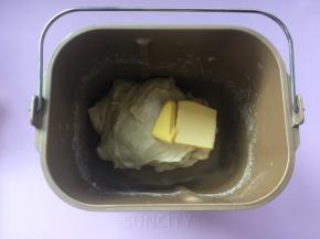 加入盐跟黄油，继续启动揉面程序，将材料揉均匀；