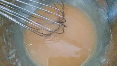 加入枧水用手动打蛋器搅打，充分乳化