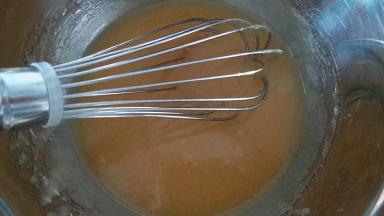 再次用手动打蛋器搅拌均匀