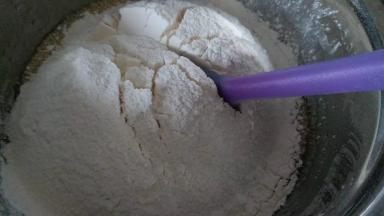 将面粉加入到充分乳化的糖浆内