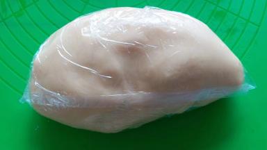 面团用保鲜袋装起来，松弛一个小时