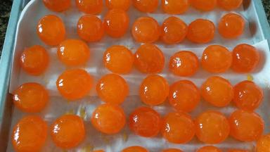 松弛面团的时候，把蛋黄剥出来