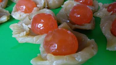 莲蓉和蛋黄称重，合计为44克