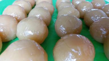 用莲蓉把蛋黄包起来
