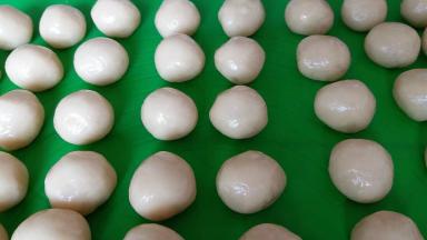 面团分19克一个，搓圆备用