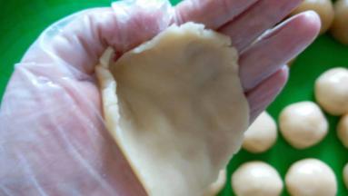 拿一个面团在手里捏成厚薄均匀的片