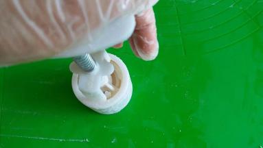 左手扶着模具，右手用力的往下按模具。这里为了拍照用左手扶着