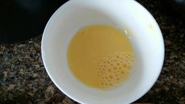 准备好蛋黄水，一个蛋黄加20克纯净水搅打均匀，最好过滤一次再用
