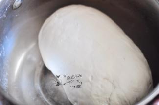 内胆中先倒入温水，加入面粉。