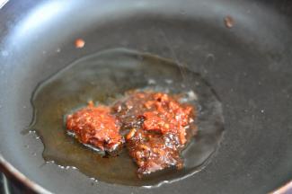 锅里倒入油，放入两勺郫县豆瓣酱和一勺黄豆酱。