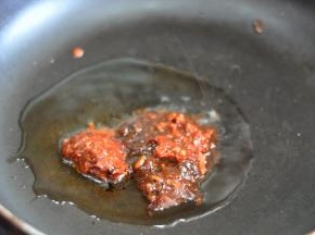 锅里倒入油，放入两勺郫县豆瓣酱和一勺黄豆酱。
