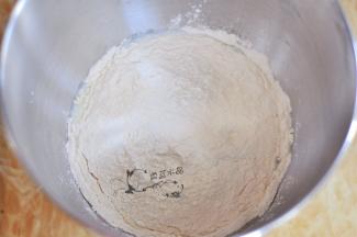 内胆中先倒入温水，加入面粉。