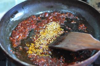 加入糖、蚝油、生抽，炒香后加入一部分白芝麻，加点水煮一会，粘稠后关火晾凉。