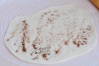 加入糖、蚝油、生抽，炒香后加入一部分白芝麻，加点水煮一会，粘稠后关火晾凉。